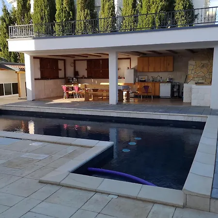 아파트 Family Friendly With A Swimming Pool - 20197 *