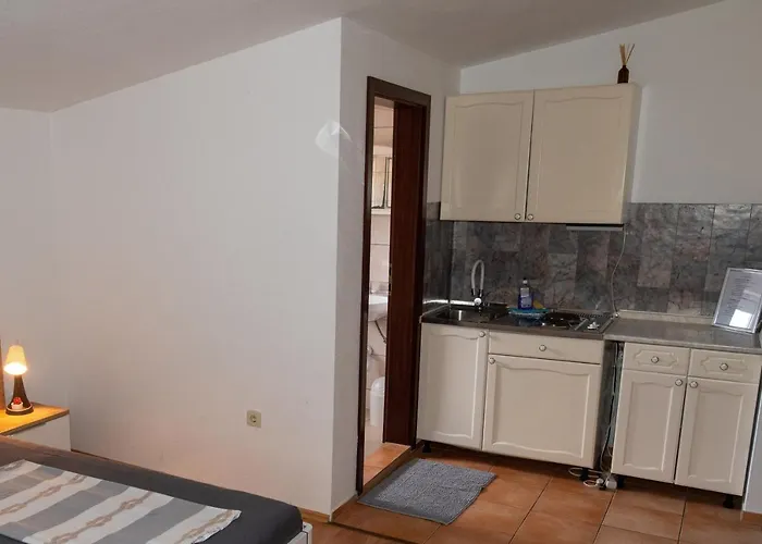 Apartment Family Friendly With A Swimming Pool - 20197